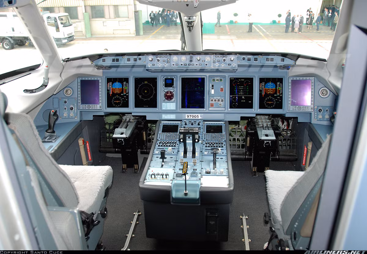 Khoang lái của máy bay Sukhoi Superjet được trang bị các màn hình tinh thể lỏng do công ty Thales Pháp sản xuất, CMC Electronic Canada thì cung cấp hệ thống kiểm soát lái CMA-9000, hệ thống nguồn điện thì lại do công ty Honeywell Mỹ sản xuất.