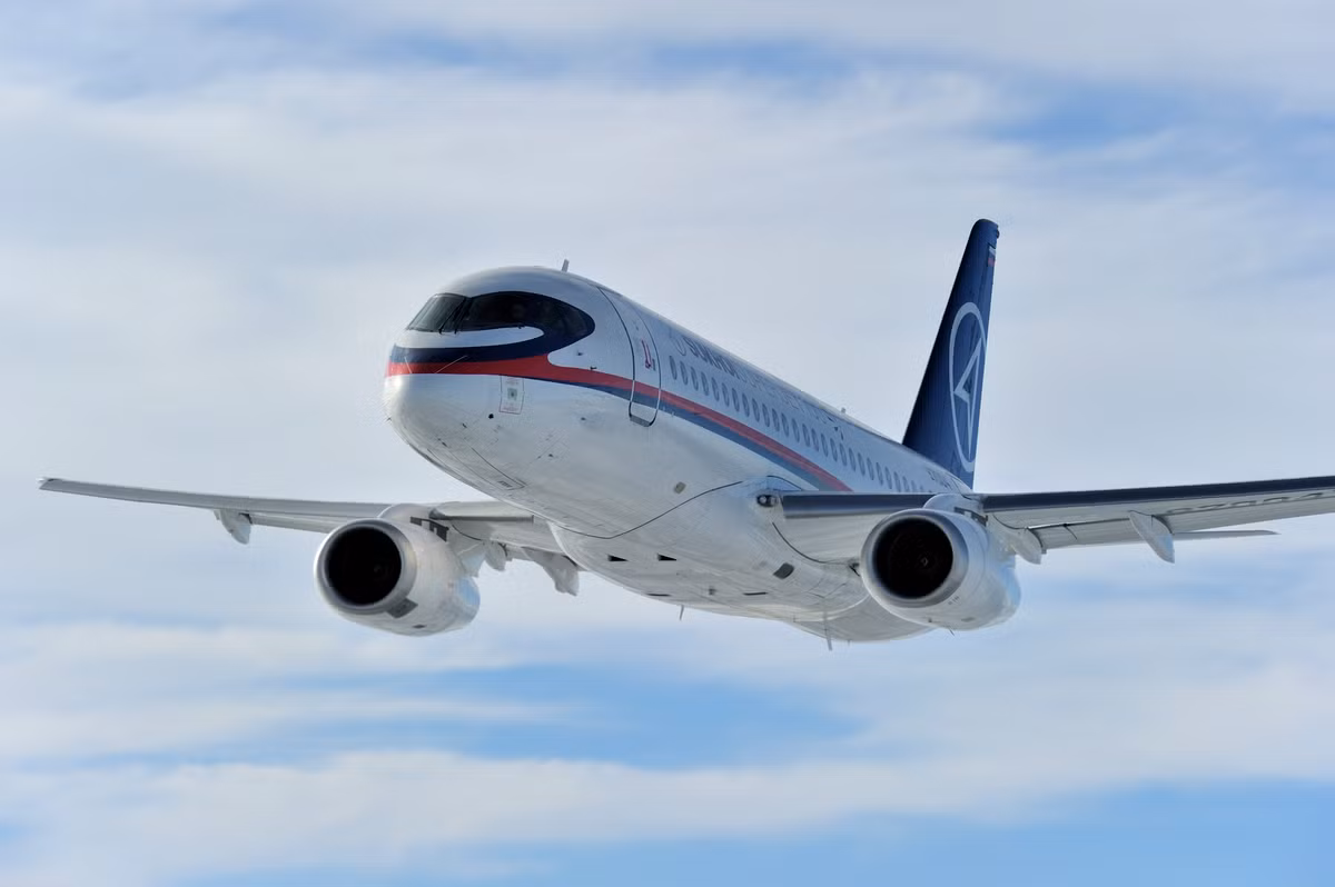 Hai động cơ cho phép đạt tốc độ tối đa 870 km/h, trần bay 12.500m, tầm bay tùy theo tải trọng (hàng hóa, hành khách) từ 2.900-4.500 km.