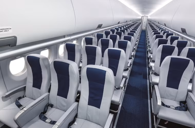 Sukhoi Superjet có hai phiên bản ghế ngồi gồm: SSJ 100-75 với 75 chỗ ngồi và SSJ 100-95 với 95 ghế ngồi.