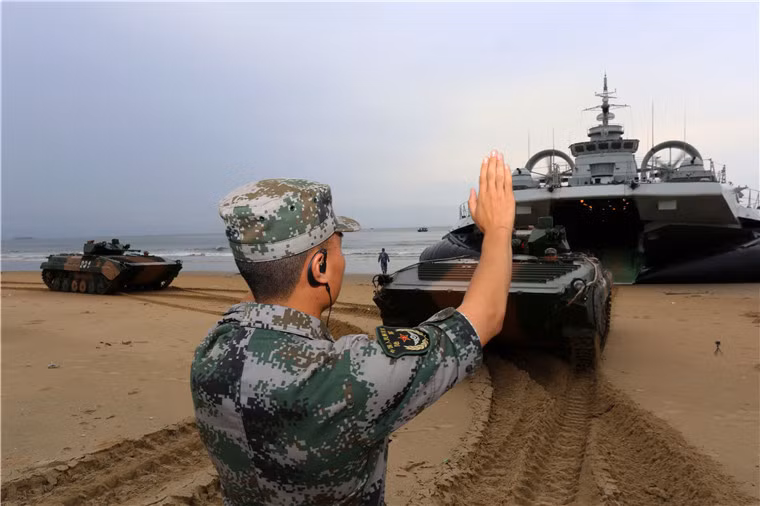 Xe chiến đấu bộ binh Type 86 đang chuẩn bị lùi vào khoang tàu đổ bộ đệm khí Zubr.