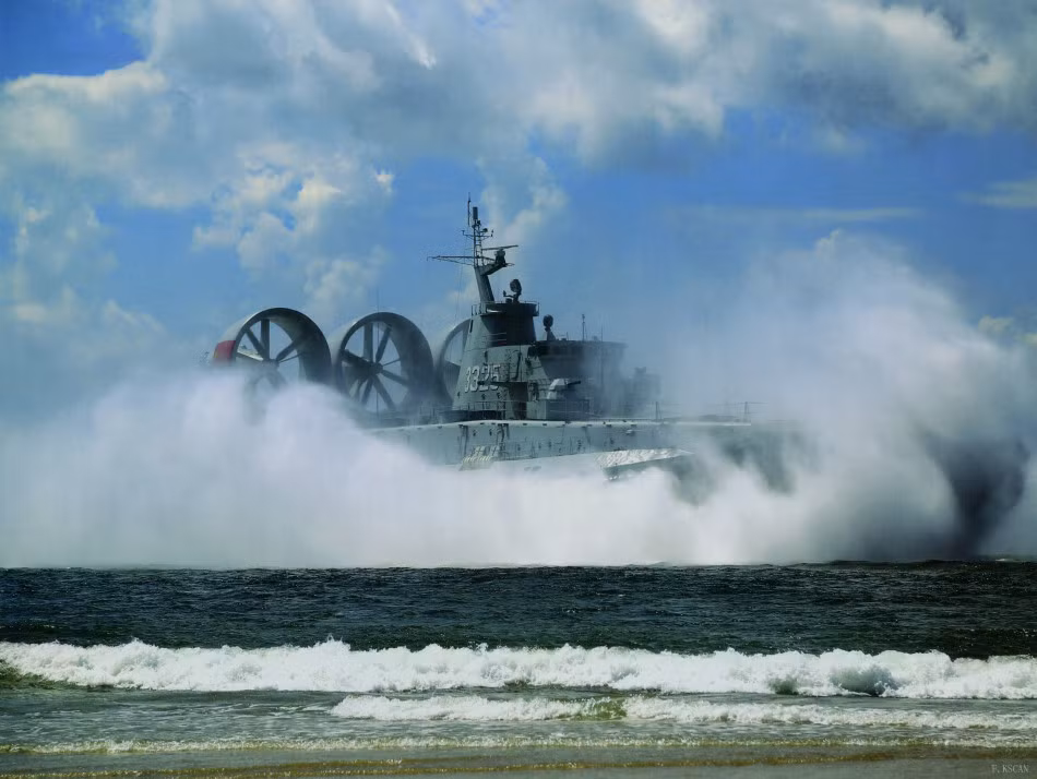 Hình ảnh Zubr áp sát bãi đổ bộ.