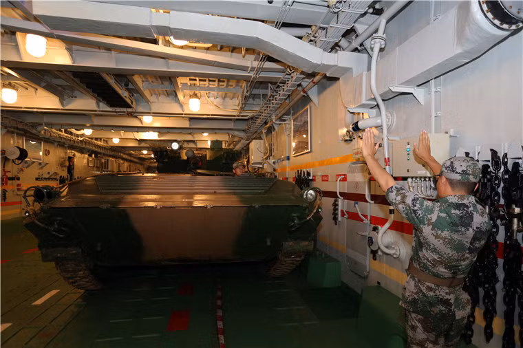 Một chiếc Type 86 nằm trong khoang chứa tàu đổ bộ Zubr.