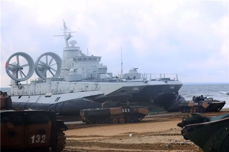 Một chiếc Zubr có khả năng triển khai đến 10 xe chiến đấu bộ binh cùng 140 lính thủy đánh bộ.