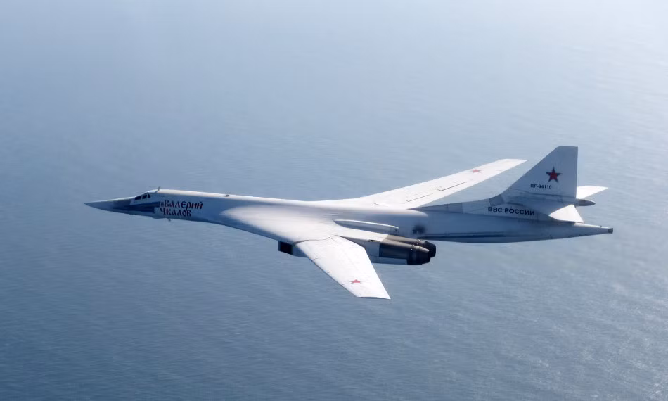 Máy bay ném bom chiến lược Tu-160 của Không quân Nga bị chụp bởi các phi công tiêm kích Typhoon.