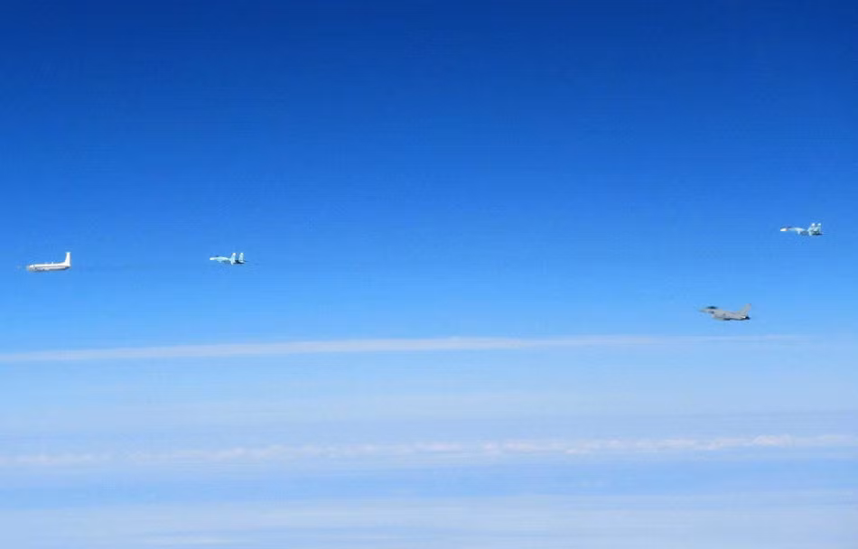 Hình ảnh một chiếc Typhoon đang bay bám sau hai chiếc Su-27 hộ tống Il-20.