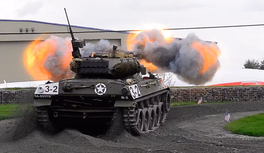 Hellcat được trang bị pháo chống tăng 76mm M1A2 với 45 viên đạn cùng một đại liên 12,7mm M2HB với 800 viên đạn.