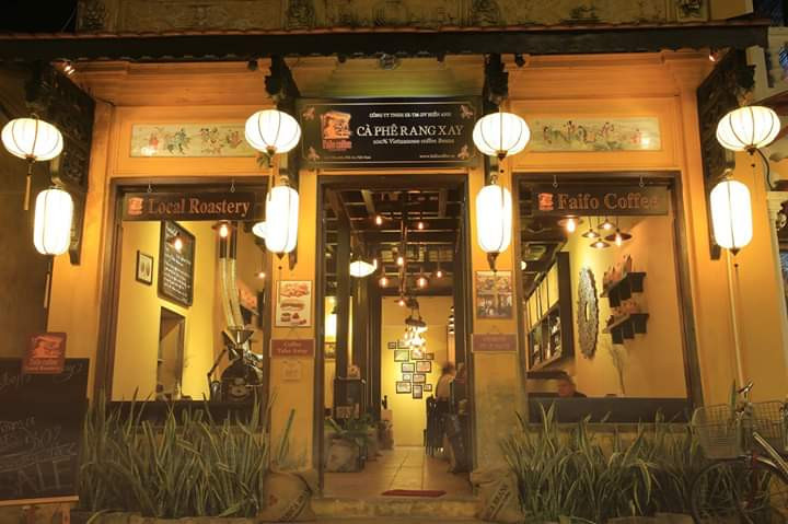 Thiếu nữ ăn mặc phản cảm ở Hội An: Chủ quán cafe nói gì? - Hình 2 Thieu nu an mac phan cam o Hoi An: Chu quan cafe noi gi?-Hinh-2