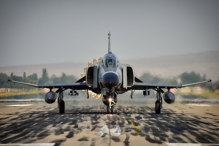 F-4E 2020T được trang bị động cơ J79 cho tốc độ tối đa 2.370km/h, bán kính bay 680km, tầm bay cực đại 2.600km, trần bay 18,3km, vận tốc leo cao 210m/s.