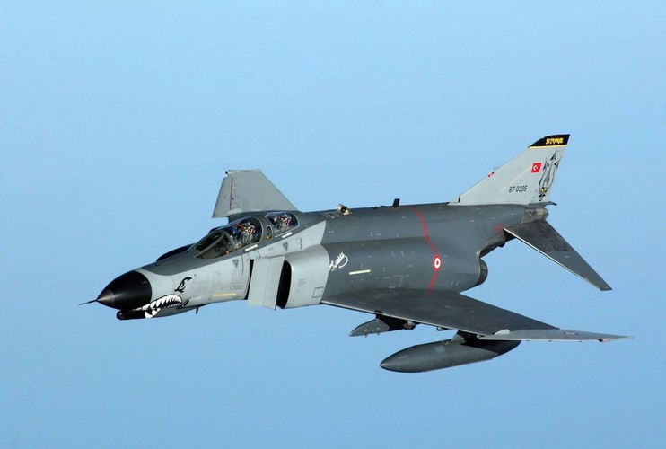 Trong khi Trung Quốc mang tới đây các tiêm kích Su-27SK thuộc hàng hiện đại nhất thì phía Thổ Nhĩ Kỳ đã gây kinh ngạc khi "cất" những chiến đấu cơ F-16C/D tối tân và chỉ cho F-4E Terminator 2020 xung trận.