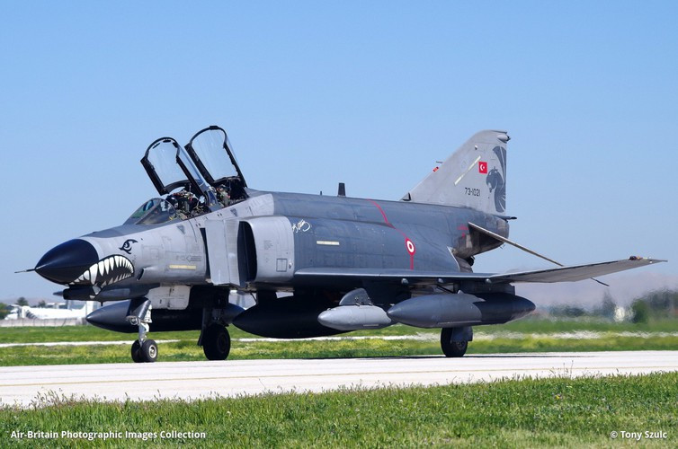 So với F-4E nguyên bản, F-4E 2020T Terminator có vài khác biệt ở khung thân như một đường ván nhỏ thêm vào cửa hút khí nhằm cải thiện độ nhanh nhẹn của máy bay, gia cố đoạn sườn ở nếp gấp cánh, cải tiến nắp buồng lái...