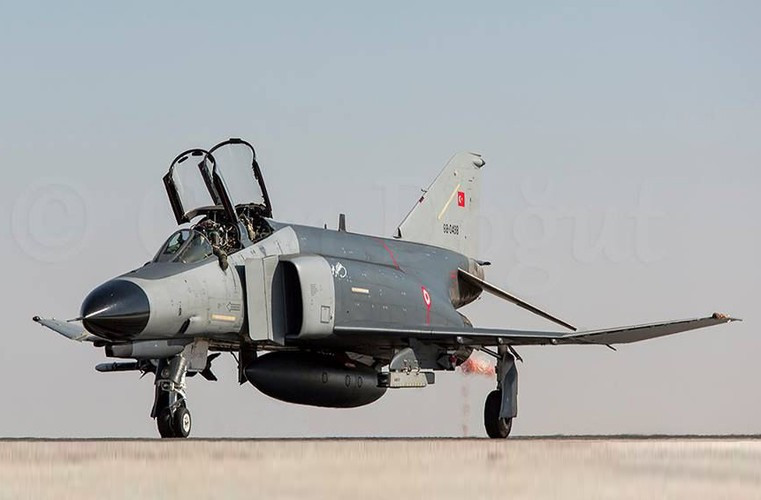 Ngoài ra chúng vẫn được trang bị tên lửa không đối không tầm trung AIM-7 Sparrow cũng như tên lửa tầm ngắn AIM-9 Sidewinder.