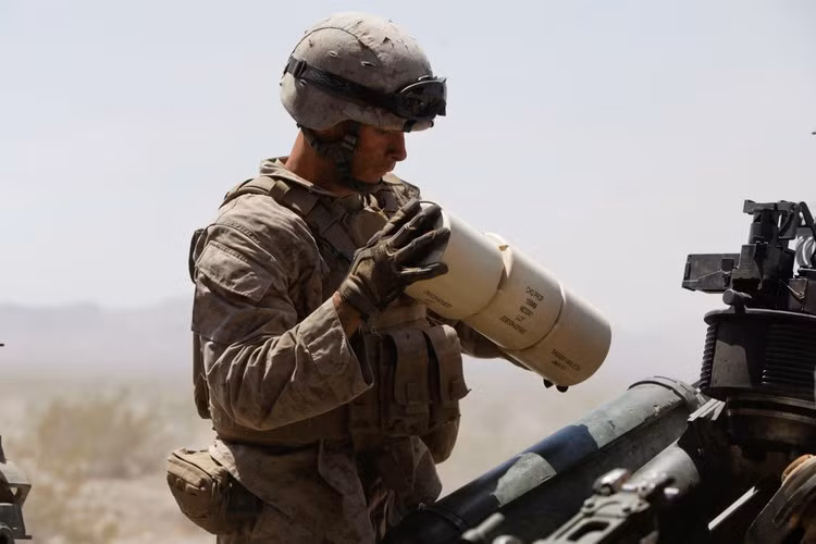 Pháo M777 nặng 4,2 tấn, dài 10,7m. Ưu điểm của loại pháo này là trọng lượng nhẹ, hoạt động bền bỉ, rất chính xác.