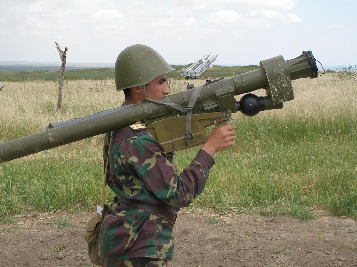 Trong thế kỷ 21, Igla-1 đã được thay thế bởi các hệ thống Stinger FIM-92 của Mỹ; tên lửa Stinger với bộ tìm kiếm phổ kép làm mát thụ động, có khả năng chống nhiễu cao hơn và có thể bắn trúng mục tiêu ở cự ly 4.500 m, chiều cao tối đa 3.800 m.