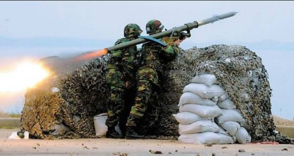 Sau khi nước Đức thống nhất, rất nhiều vũ khí do Liên Xô sản xuất, trước đây thuộc quân đội của CHDC Đức, đã được chuyển sang Thổ Nhĩ Kỳ. Quân đội Thổ Nhĩ Kỳ đã nhận được 40 cơ cấu phóng Igla-1 và khoảng 300 đạn tên lửa của loại này.