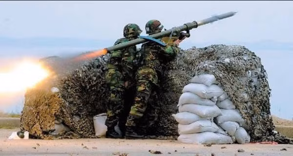 Sau khi nước Đức thống nhất, rất nhiều vũ khí do Liên Xô sản xuất, trước đây thuộc quân đội của CHDC Đức, đã được chuyển sang Thổ Nhĩ Kỳ. Quân đội Thổ Nhĩ Kỳ đã nhận được 40 cơ cấu phóng Igla-1 và khoảng 300 đạn tên lửa của loại này.