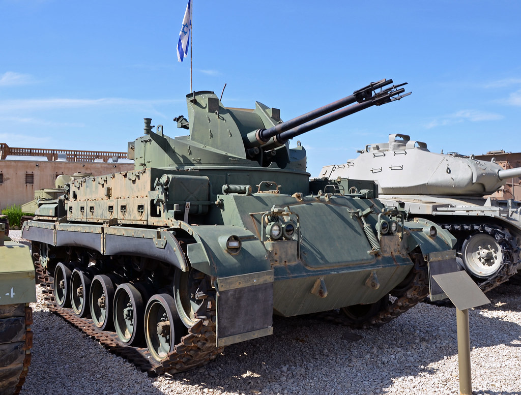 Pháo tự hành M41A1 được Mỹ chế tạo vào giữa những năm 1950, trang bị một pháo hai nòng 40 mm; việc tính toán phần tử bắn hoàn toàn thủ công, xác suất bắn trúng mục tiêu bay ở tốc độ cận âm là rất thấp; tuy nhiên pháo rất hiệu quả với mục tiêu là trực thăng và máy bay không người lái; khả năng sắp tới loại pháo tự hành này sẽ bị loại biên, khi nhiều hệ thống phòng không hiện đại khác được vào biên chế.