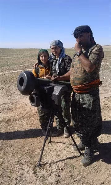 Tên lửa dùng cơ cấu phóng mềm, dùng liều phóng phụ đưa quả đạn ra khỏi ống phóng. Ở cự ly an toàn cho xạ thủ, động cơ chính tên lửa mới kích hoạt bay tới mục tiêu. Với cơ cấu phóng này, luồng phản lực khi quả đạn rời bệ phóng rất nhỏ, đảm bảo an toàn hơn cho xạ thủ và người xung quanh. Tên lửa đạt tầm bắn hiệu quả 75m tới 2.500m, tầm bắn tối đa gần 5.000m.