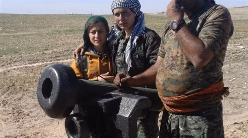 Đạn tên lửa nặng 11,8kg được lắp đầu đạn kiểu 2 đầu nổ chuyên trị giáp phản ứng nổ (ERA) trang bị trên xe tăng hiện đại (nghĩa là, đầu nổ thứ nhất sẽ kích hoạt khối giáp ERA bên ngoài để lộ ra lớp giáp chính xe tăng để đầu nổ 2 xuyên phá). Với cách đánh này, bất cứ hệ thống phòng vệ nào cũng khó có thể chống đỡ nổi.