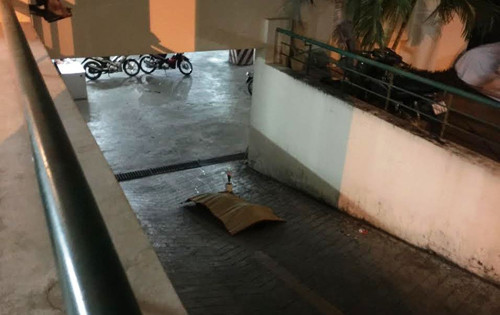 Thi thể người phụ nữ quốc tịch nước ngoài nằm chết ngay dốc xuống hầm giữ xe chung cư.