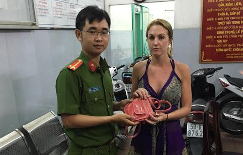 Nữ du khách vui mừng nhận lại tài sản và bày tỏ sự khâm phục đối với lực lượng Công an.