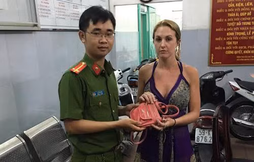 Nữ du khách vui mừng nhận lại tài sản và bày tỏ sự khâm phục đối với lực lượng Công an.
