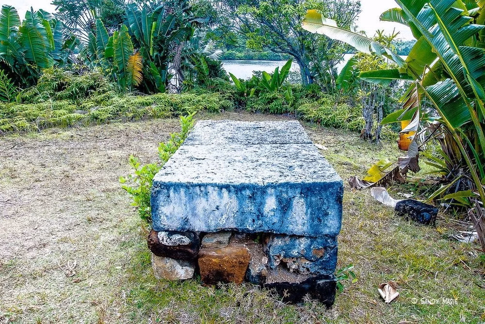 Vào thời kỳ hoàng kim của cướp biển, có khoảng một ngàn tên cướp biển sống trên hòn đảo Sainte Marie. Trong đó có cả những nhân vật huyền thoại và tai tiếng như thuyền trưởng William Kidd, Robert Culliford, Olivier Levasseur, Henry Every, Abraham Samuel và Thomas Tew. (Nguồn Amusing Planet)