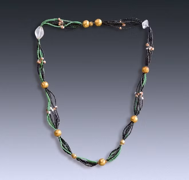 Phat hien trang suc nam vang trong ngoi mo 1.500 tuoi-Hinh-4