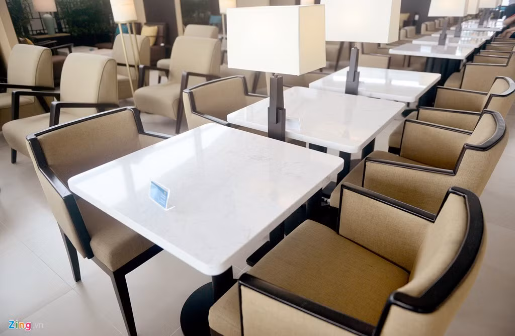 Các bàn ăn chỉ đặt hai ghế, cách nhau bằng những chiếc đèn màu.