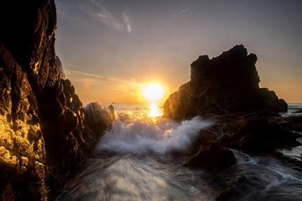 Còn ngày biển động, sóng to vỗ bờ đá, tạo cảnh tượng hùng vĩ.