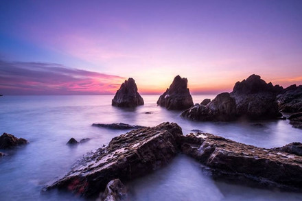 Theo đánh giá của anh Thành, nơi đây rất đẹp, ấn tượng và chưa được khai thác du lịch nhiều, biển xanh trong và sạch, bãi đá có hình thù kỳ bí sẽ khiến cho bức hình của bạn thêm lung linh và đẹp hơn.