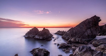 Để đến được bãi Đá nhảy, du khách xuất phát từ thành phố Đồng Hới, Quảng Bình, đi quốc lộ 1A theo hướng bắc khoảng chừng 25km. Đây là một quần thể núi đá nằm ngay ra sát biển, dưới chân đèo Lý Hòa.