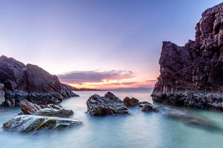 Vào những sớm bình minh, khi ánh nắng vừa ló rạng rực hồng ở chân trời, phản chiếu lấp lánh dưới mặt biển mênh mông, là khi những vũ điệu sóng huyền ảo của bãi Đá nhảy tuyệt đẹp nhảy bắt đầu.