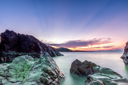 Tuy cách đường sá xe cộ ồn ào không xa là mấy, nhưng bãi Đá nhảy vẫn còn khá nguyên sơ, rất đẹp, kết hợp hài hòa giữa núi rừng và biển trời bao la, xanh thẳm.