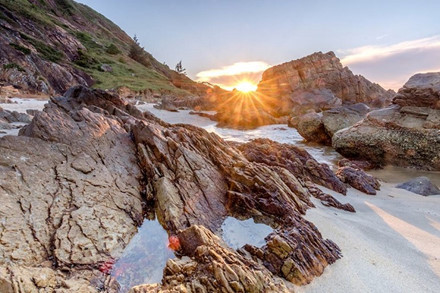 Chính sự kết hợp độc đáo ấy đã tạo cho nơi đây một bức tranh thiên nhiên hữu tình, đầy thơ mộng, dịu dàng của biển cả, nhưng không kém phần kỳ vĩ của rừng núi.