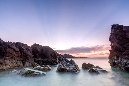 Vào ngày biển lặng, sóng êm, bãi Đá nhảy mang vẻ đẹp dịu dàng, đằm thắm.