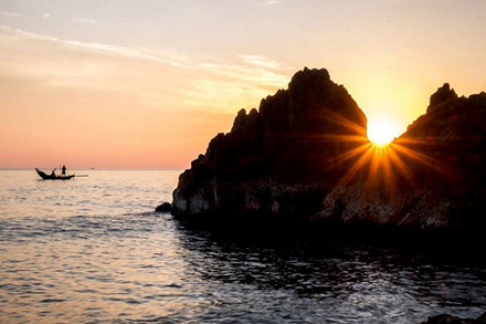 Khoảnh khắc bình mình trôi qua rất nhanh, chỉ trong 10-15 phút, do đó bạn nên tranh thủ di chuyển và tìm bối cảnh đẹp để săn hình, cho ra những góc chụp đẹp nhất.