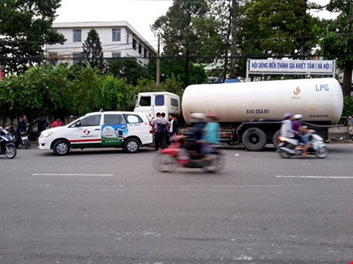 Xe bon cho xang tong taxi hang chuc nguoi hoang hon thao chay