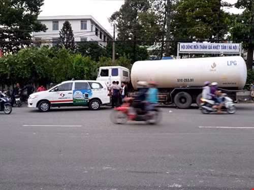 Xe bon cho xang tong taxi hang chuc nguoi hoang hon thao chay