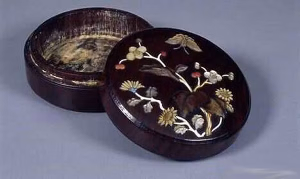 Hợp đựng son, phấn làm bằng tre của thiếu nữ.