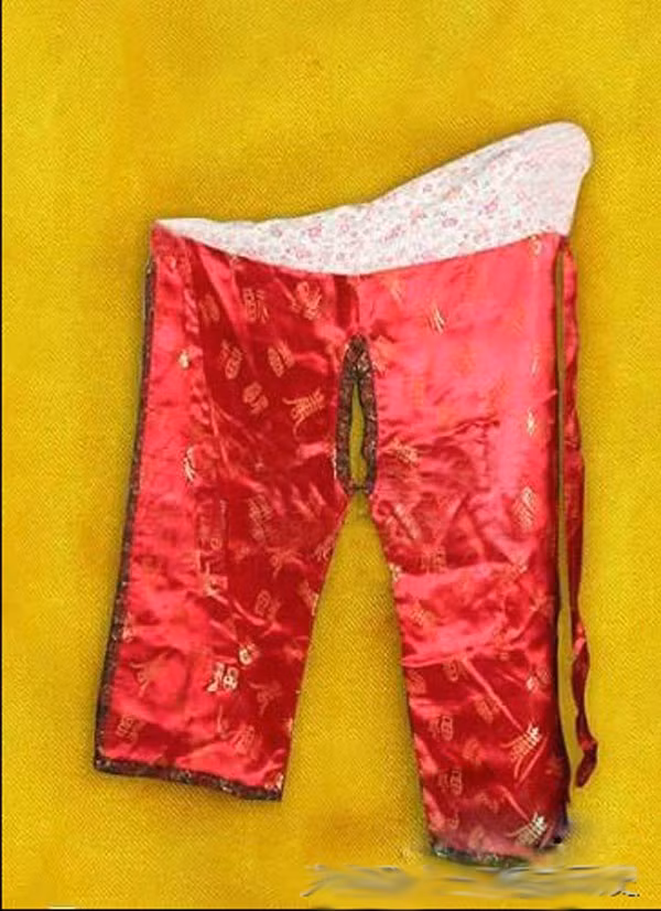 Quần rách đũng, thường dùng trong đêm động phòng.