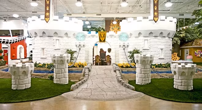 Tòa lâu đài thu nhỏ bên dưới mái che khổng lồ là một trong những sản phẩm của Inventionaland.