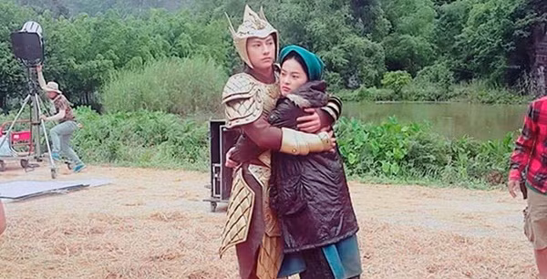 Ban gai Cuong do-la va Isaac tinh tu tren muc ban be