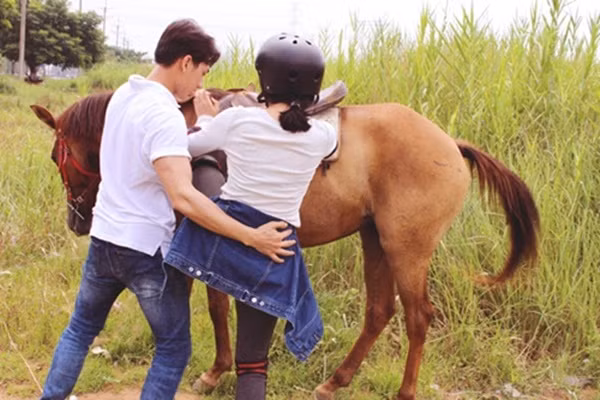 Ban gai Cuong do-la va Isaac tinh tu tren muc ban be-Hinh-3