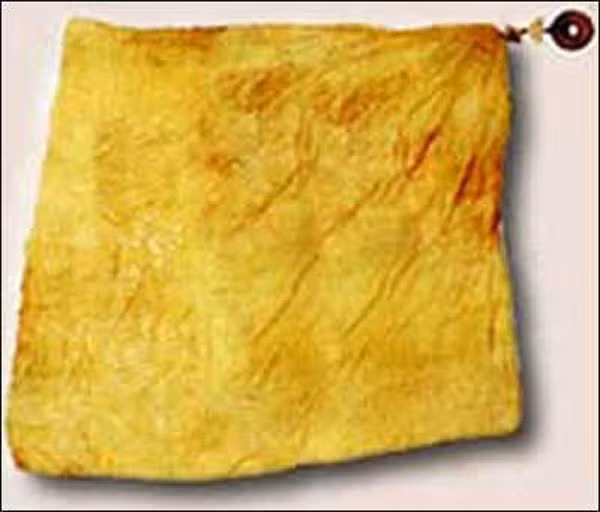 Khăn tay thường dùng của thiếu nữ xưa. Đây là một trong những vật dụng vô cùng quan trọng, luôn phải có của họ.