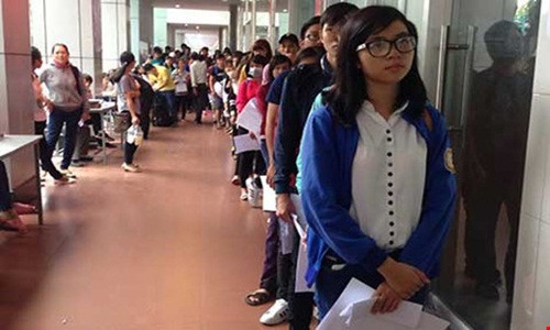 Thí sinh xếp hàng nộp hồ sơ đăng ký xét tuyển trực tiếp tại Trường ĐH Công nghiệp TP.HCM sáng 1-8. Ảnh: P.ĐIỀN