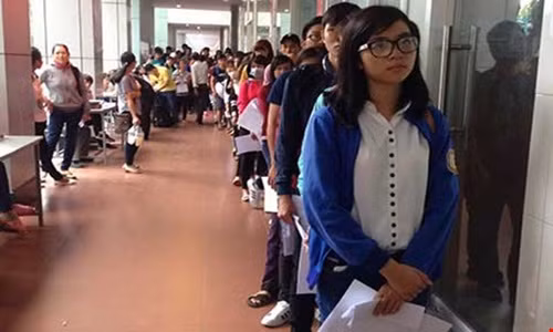 Thí sinh xếp hàng nộp hồ sơ đăng ký xét tuyển trực tiếp tại Trường ĐH Công nghiệp TP.HCM sáng 1-8. Ảnh: P.ĐIỀN