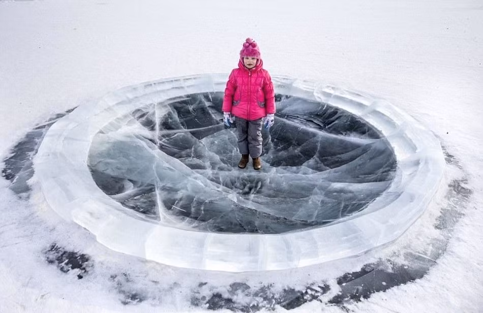 Một cô bé đứng trên sân chơi đóng băng ở thành phố lạnh nhất thế giới, thủ phủ Yakutia, khu dân cư lớn duy nhất trên Trái đất mà hầu hết các khu vực đều đóng băng vĩnh cửu. (Nguồn Sina)
