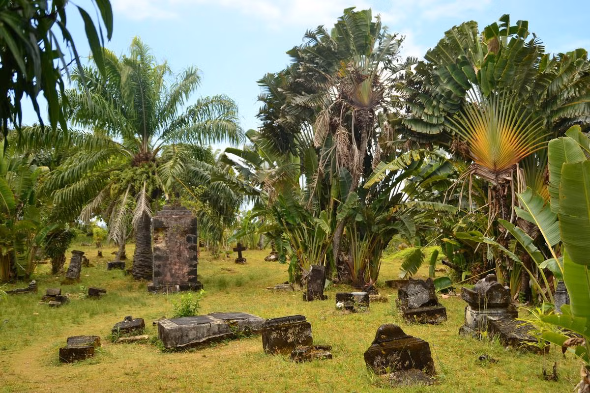Sau sự ra đi của Baldridge, "thiên đàng của cướp biển" suy thoái nhanh chóng. Số lượng cướp biển cư ngụ trên đảo cũng suy giảm liên tục do chúng không thể có được nguồn cung cấp quan trọng cần thiết để duy trì thành viên trên tàu. Đến năm 1700, thời hoàng kim của cướp biển kết thúc, nhiều hải tặc đầu hàng với điều kiện được hưởng chính sách khoan hồng và định cư ở Madagascar. Họ kết hôn với những cô gái địa phương, xây dựng gia đình và cuối cùng chết trên đảo. Hài cốt của họ được chôn cất tại một nghĩa trang, bây giờ gọi là nghĩa địa của hải tặc tại île aux Forbans, một hòn đảo nhỏ nằm trong một vịnh phía nam Ambodifotatra, thị trấn chính của hòn đảo. (Nguồn Amusing Planet)