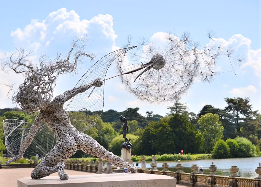 Tác phẩm "Dramatic Fairy Sculpture Dancing With Dandelion" của nghệ sĩ tài năng Robin Wight, nước Anh. (Nguồn Bored Panda)
