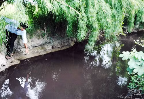 Mặc dù đã qua nhiều ngày nhưng nguồn nước đầu nguồn suối Ea Dier vẫn đen kịt, hôi thối. Ảnh: D.H